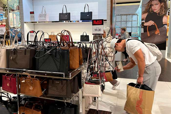 US retail sales rose modestly last month amid solid holiday shopping, boosting economy